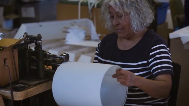 Rolling a drum shade by hand